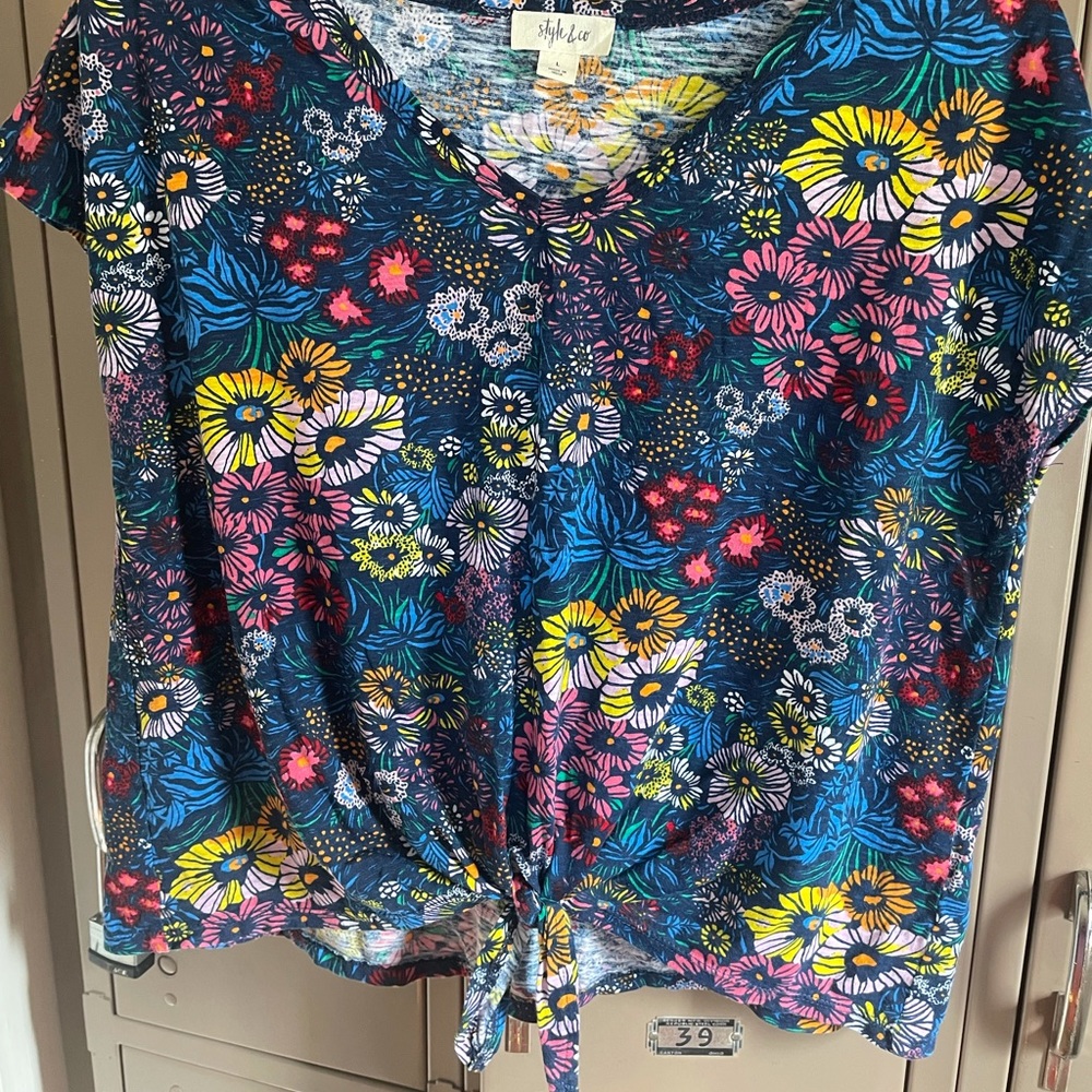 Style & Co. Floral V-neck Tee w/ tie accent-Size L